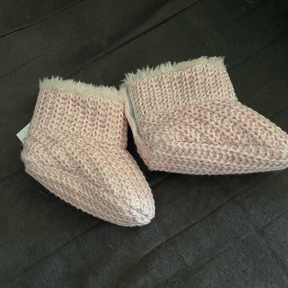 Gap infant booties